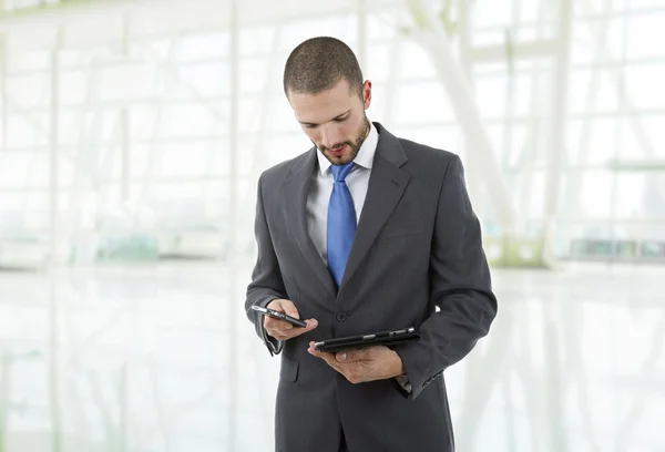 Jeune homme d'affaires avec une tablette pc, au bureau — Photo