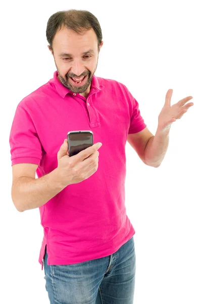 Młody człowiek na co dzień patrząc na jego telefon, na białym tle — Zdjęcie stockowe
