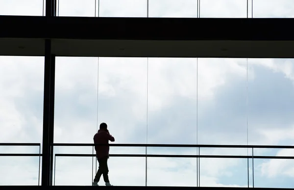 Silhouet weergave van jonge zakenman in een modern kantoorgebouw interieur — Stockfoto