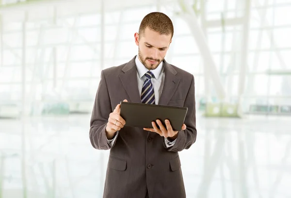 Uomo d'affari utilizzando touch pad di tablet pc, in ufficio — Foto Stock