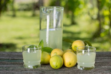 limon suyu yaz seti, açık ahşap bir masaya