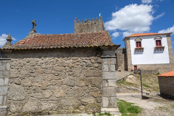 Belmonte kalesi ve şapeli. Portekiz 'in tarihi köyü, Covilha yakınlarında. — Stok fotoğraf