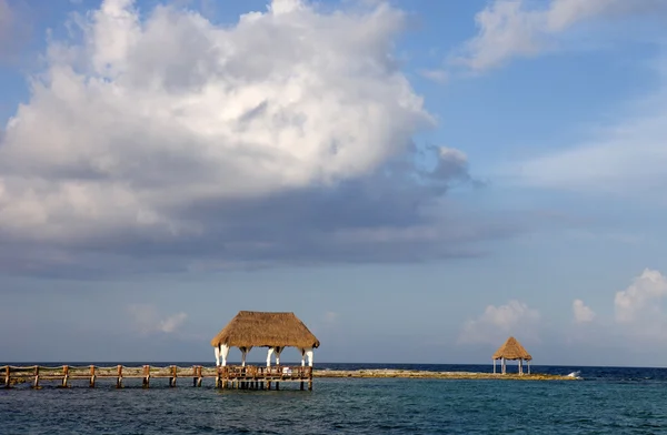 Karayip Denizi, Meksika yucatan Yarımadası'nda ahşap dok — Stok fotoğraf