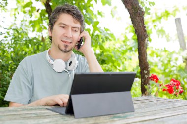 casual adam bir tablet pc ve telefon, açık çalışma