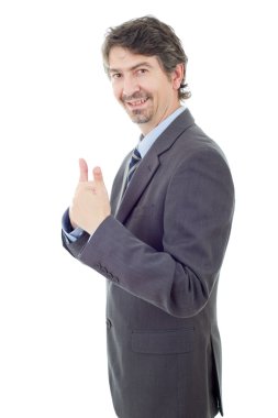 Genç iş adamı başparmağını kaldırıyor, beyaz üzerinde tek başına.