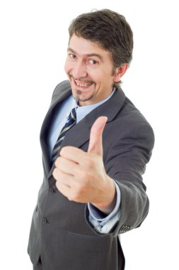 Genç iş adamı başparmağını kaldırıyor, beyaz üzerinde tek başına.