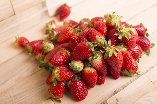 Strawberries on a wooden table, studio picture — Stock Photo, Image