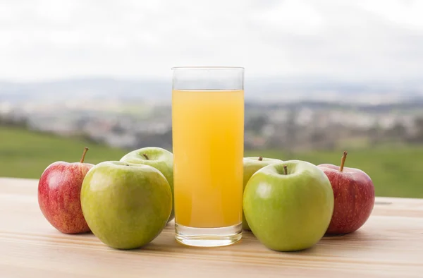 Frutta e succo d'arancia su un tavolo di legno, all'aperto — Foto Stock