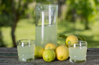 limon suyu yaz seti, açık ahşap bir masaya