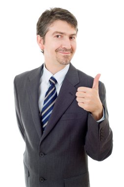 Genç iş adamı başparmağını kaldırıyor, beyaz üzerinde tek başına.