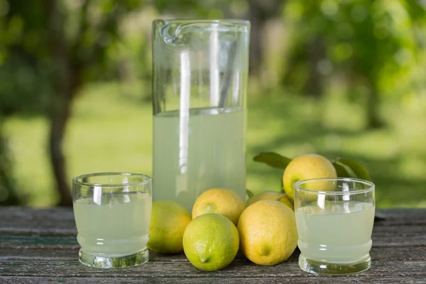 Lemon juice on a wooden table, summer set, outdoor — Stock Photo, Image