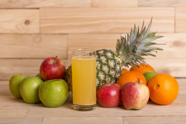 Frukter och apelsinjuice på ett träbord, studio bild — Stockfoto