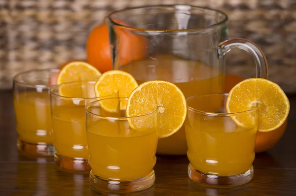 Apelsinjuice på ett träbord, studio bild — Stockfoto