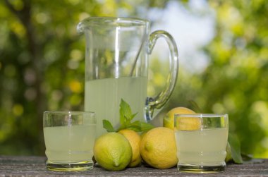 limon suyu yaz seti, açık ahşap bir masaya