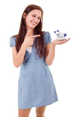 İzole küçük bir alışveriş sepeti tutan genç kadın