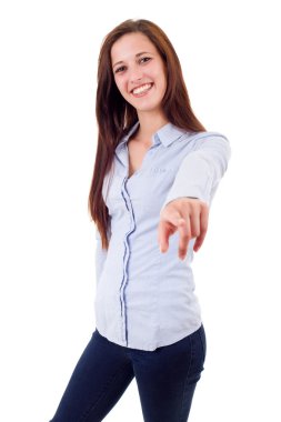 Genç, mutlu, güzel bir kadın işaret ediyor, beyazlar içinde.