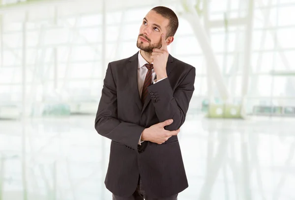 Giovane uomo d'affari che pensa in ufficio — Foto Stock