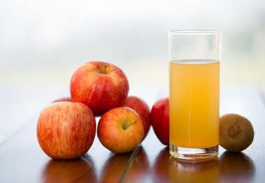 meyve ve meyve suyu açık ahşap bir masa üzerinde