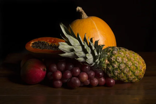Variedade de frutas em uma mesa de madeira, imagem de estúdio — Fotografia de Stock