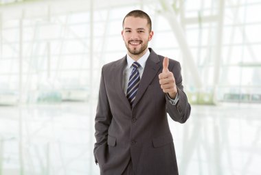 başparmak yukarıya, ofiste mi iş adamı