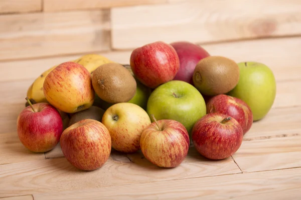 Olika frukter på ett träbord, studio bild — Stockfoto