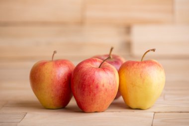 ahşap masa, studio resim üzerinde elma