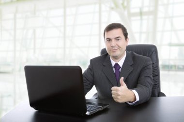 genç iş adamı ile çalışan dizüstü ofisinde olduğunu
