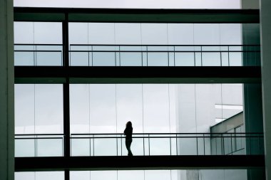 Modern ofis binası iç genç işkadını görünümünü siluet