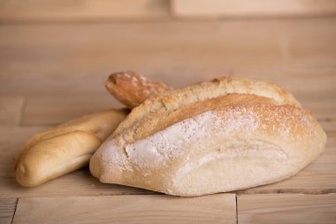 Tahta masadaki ekmek, stüdyo resmi.