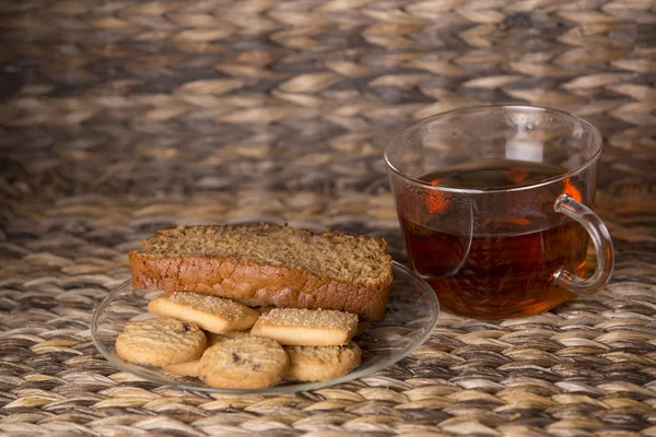 Té, galletas y tarta en mesa de madera frente a un fondo de madera — Foto de Stock