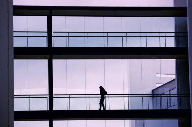 Modern ofis binası iç genç işkadını görünümünü siluet