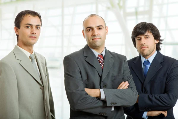 Tre affärsmän på kontoret — Stockfoto