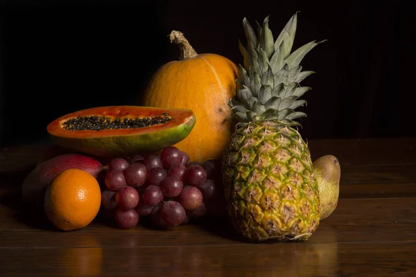 Variedad de frutas en una mesa de madera, imagen de estudio —  Fotos de Stock