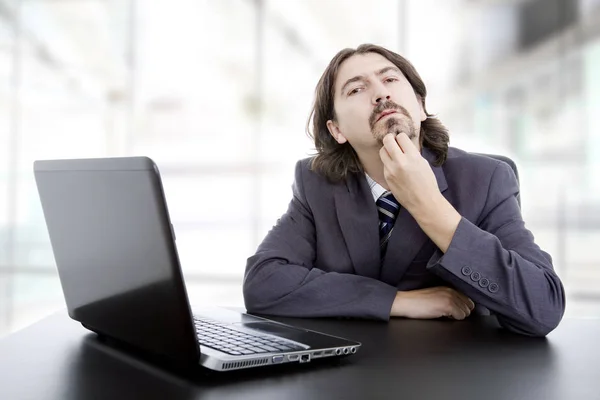 Hombre de negocios que trabaja con es portátil, en la oficina —  Fotos de Stock