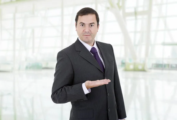 Geschäftsmann zeigt Hand im Büro — Stockfoto
