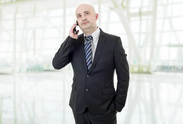 Homem de negócios feliz no telefone, no escritório — Fotografia de Stock