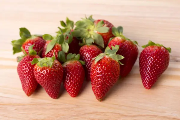 Strawberries on garden's table, outdoor picture — Stock Photo, Image
