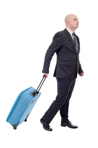 Seitenansicht eines jungen Geschäftsmannes mit Gepäck, der isoliert zu Fuß geht — Stockfoto