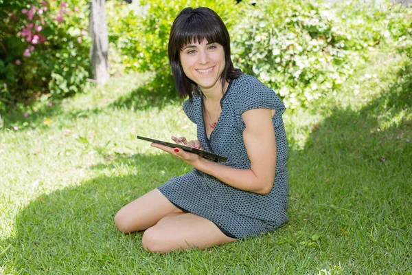 Příležitostné žena pracující s počítači tablet pc, venkovní — Stock fotografie