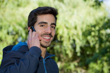 adam telefonda açık resim