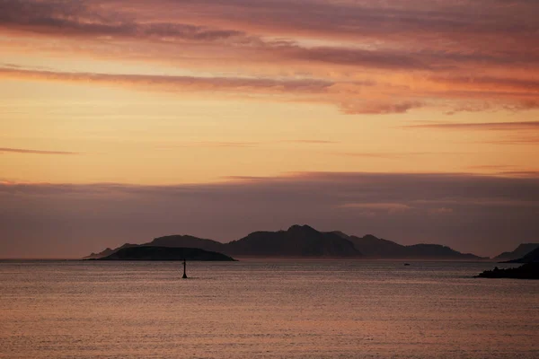 Puesta de sol desde la playa de Baiona, Galicia, España. Vista de las islas Cies —  Fotos de Stock