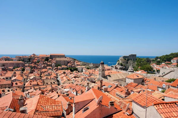 Vista a iglesias antiguas y edificios históricos de Dubrovnik, Croacia — Foto de Stock