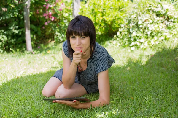 Donna casual che lavora con un tablet pc, all'aperto — Foto Stock