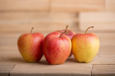 ahşap masa, studio resim üzerinde elma