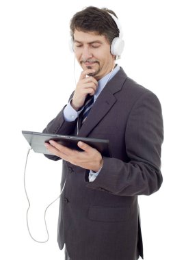 Tablet bilgisayar ve kulaklıklı iş adamı, izole