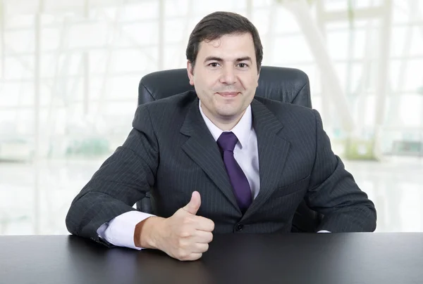 Hombre de negocios en un escritorio, en la oficina —  Fotos de Stock