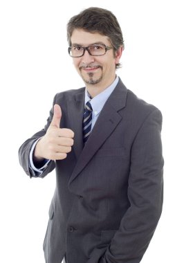 Genç iş adamı başparmağını kaldırıyor, beyaz üzerinde tek başına.