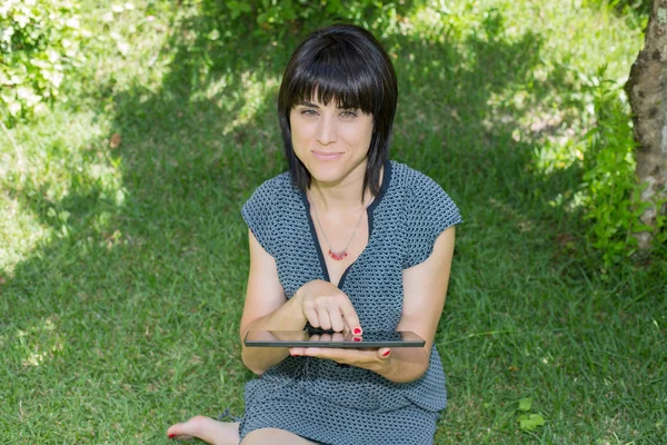 Mujer casual que trabaja con una tableta PC, al aire libre — Foto de Stock