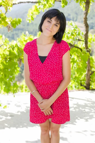 Jovem mulher casual posando, sorrindo para a câmera, ao ar livre — Fotografia de Stock