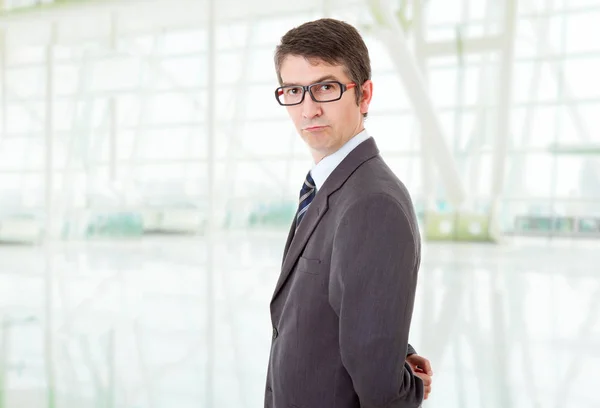 Porträt eines jungen Geschäftsmannes im Büro — Stockfoto